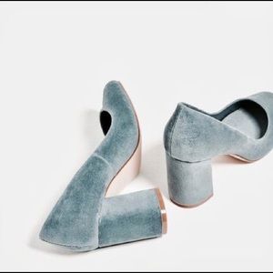 Blue velvet pumps